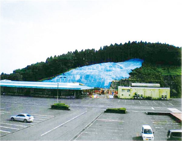 ブルーシートを張ったのり面