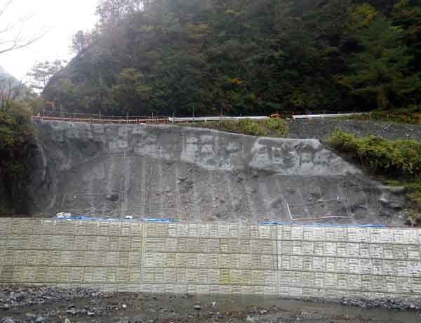 吹付け完了全景