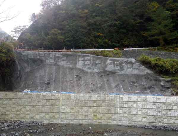 吹付け完了全景