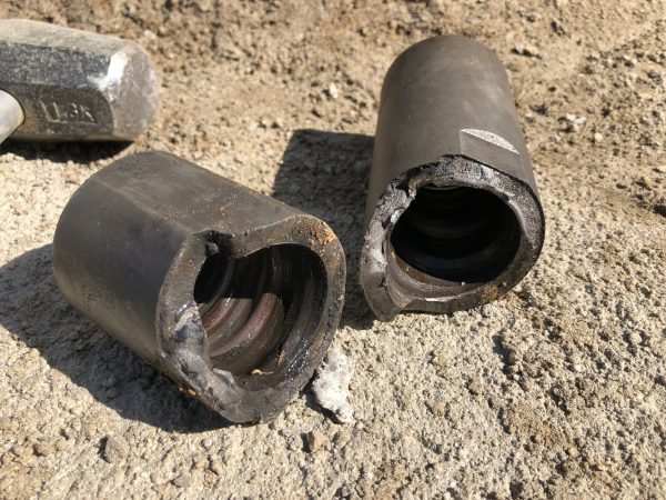 吊り式削孔機　スリーブ割れる