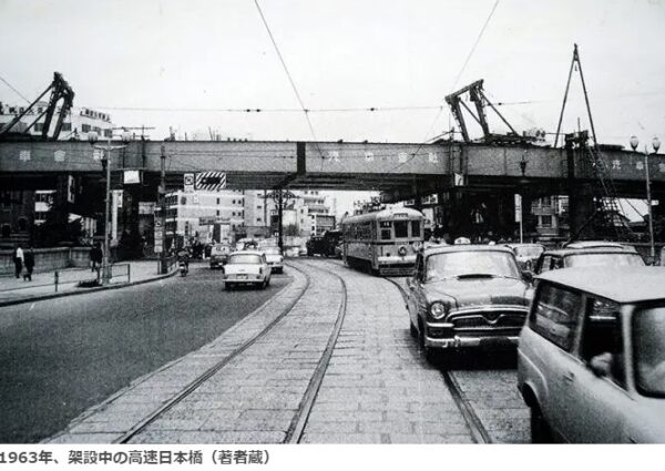 1963年、架設中の高速日本橋（著者蔵）