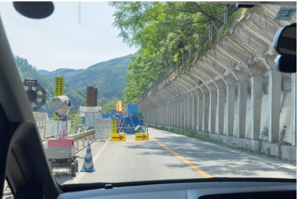 至るところに敷かれた片側交通規制