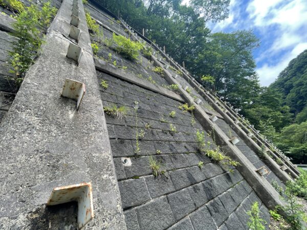 アングル鋼　法面