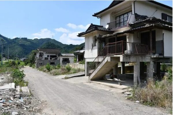 被災したまま取り残された家屋（球磨村渡地区）
