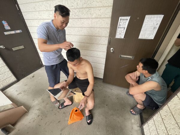 ベトナム人　散髪
