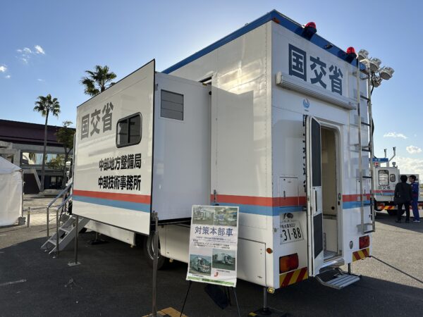 国交省　対策本部車