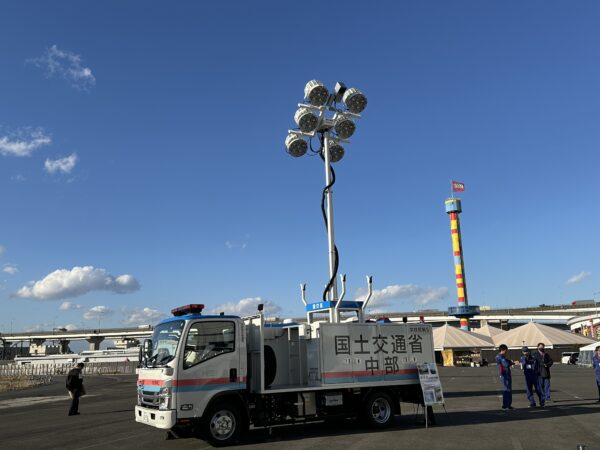 国交省　照明車