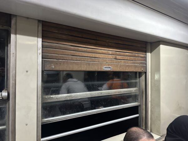 エジプト　地下鉄　電車内