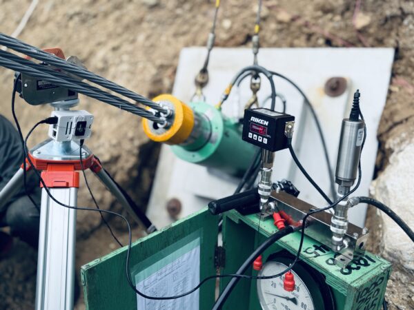 グラウンドアンカー工の緊張工の施工状況