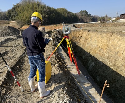 法面ICT内製化伴走サポート — 掘削現場でのTLS計測風景（ジョウ所長）
