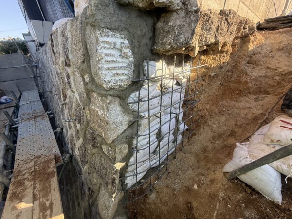 崩壊した石積みを積み直しモルダム