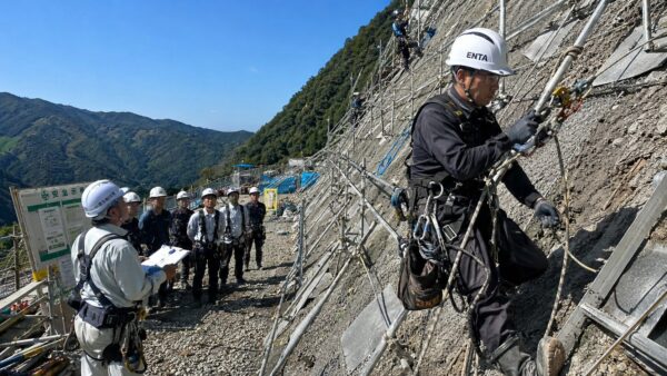 急斜面でロープ高所作業を行う作業員