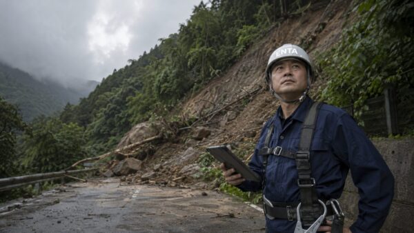 大雨で崩れた斜面を確認するENTAの現場監督