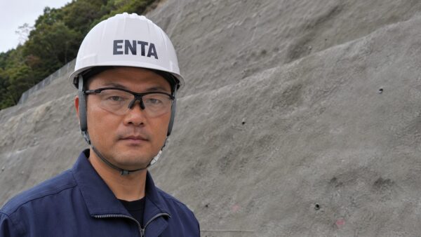 保護メガネで目を守る