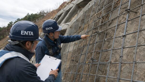 法面現場吹付法枠工の配筋検査｜イモ継手NG例の指摘場面